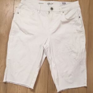 NWT. Style & Co. Bright White Bermuda Shorts Sz 6